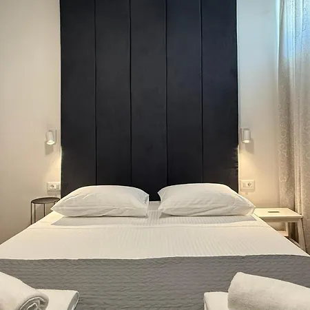 Lora Apartment Split