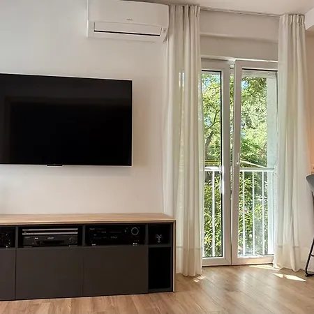 Lora Apartment Split